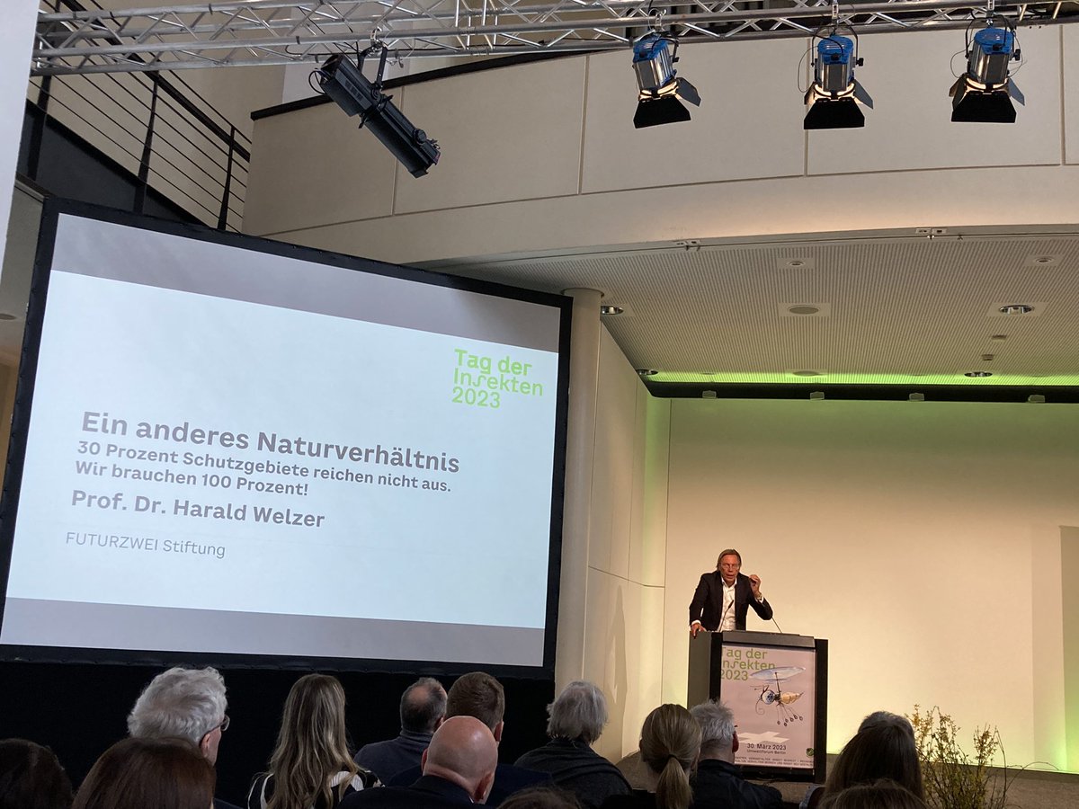 biodivkultur's tweet photo. Spannender Vortrag von @HaraldWelzer auf dem #TagderInsekten: « Man kann nicht ehrenamtlich die Welt retten, wenn sie andere hauptberuflich zerstören. » von Eckart von Hirschhausen @InsectRespect https://t.co/PeTjw4tFMp