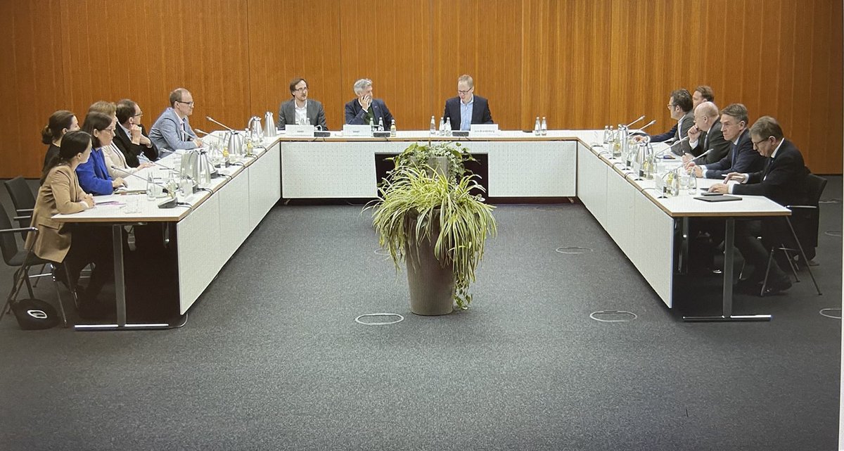 Aus der Zeit gefallenes Setting beim #WissZeitVG -Gespräch des @BMBF_Bund 
- &amp; aus der Zeit gefallene Positionen.
Macht Euch endlich an Wandel in der Personalstruktur, an ausreichende Hochschulfinanzierung &amp; Schaffung von Dauerstellen &amp; Abschaffung der Tarifsperre.

#IchBinHanna