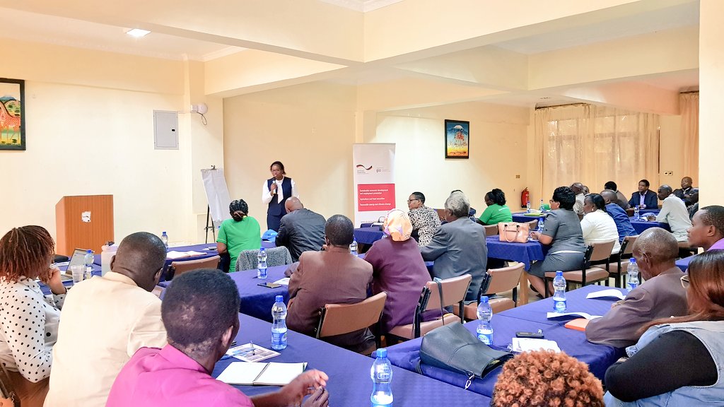 SagweOnX's tweet photo. #HappeningNow sensitization &amp; awareness forum on the #export processes &amp; #opportunities to farmers, traders, associations &amp; exporters in the #avocado value chain based in @County_20 #Kirinyaga County &amp; its environs @KenTrade_G2B @giz_gmbh #TradeFacilitation https://t.co/E7jjFNZu26