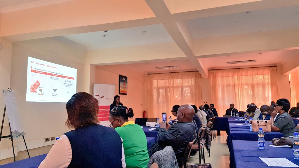 SagweOnX's tweet photo. #HappeningNow sensitization &amp; awareness forum on the #export processes &amp; #opportunities to farmers, traders, associations &amp; exporters in the #avocado value chain based in @County_20 #Kirinyaga County &amp; its environs @KenTrade_G2B @giz_gmbh #TradeFacilitation https://t.co/E7jjFNZu26