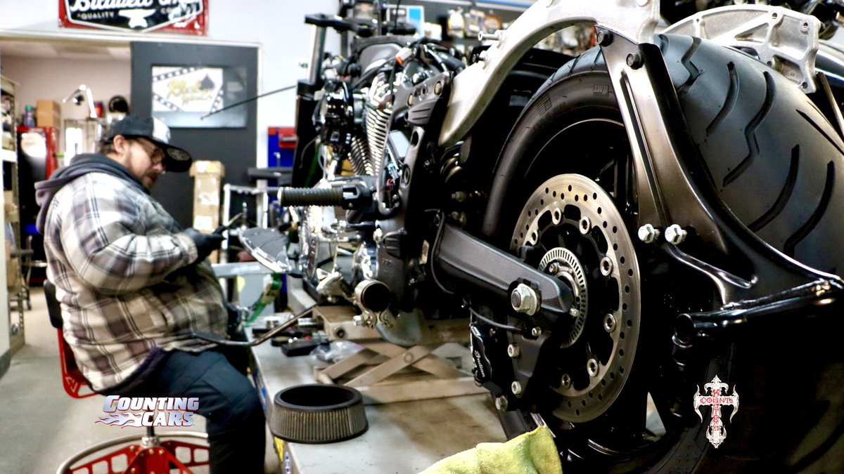 CountsKustoms's tweet photo. The shop recently finished customizing and painting a 2017 Indian Chief motorcycle! Check out these build pics of the bike! Looking for your next bike project to be done by Count’s Kustoms?! Contact bikeprojects@countskustoms.com for more info today! #countskustoms #chieftan https://t.co/YlZPQUWsR6