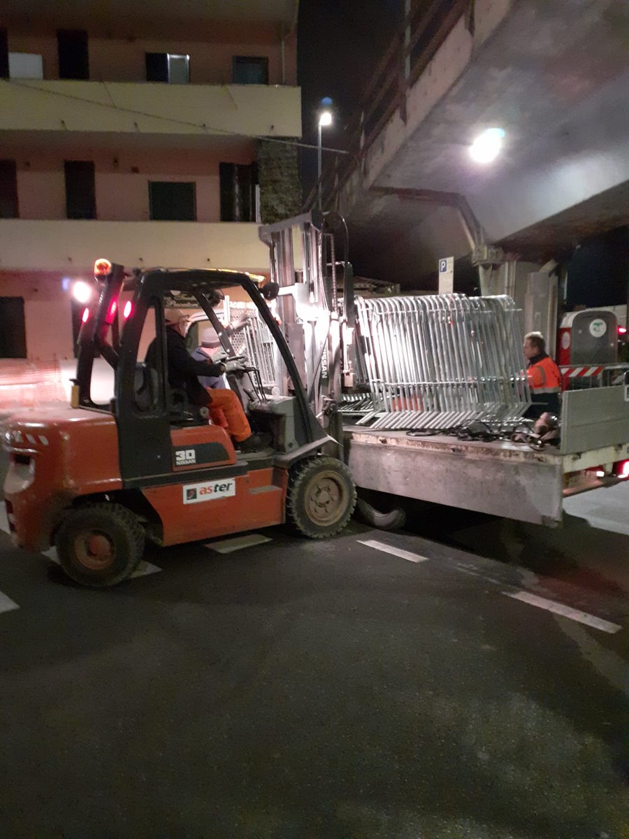 astergenova's tweet photo. Intervento in notturna, la scorsa settimana, presso l'area del Waterfront di Levante per il transennamento di delimitazione della passeggiata in Porto. Ecco alcuni scatti!

#aster #astergenova #asterinforma #lavoriamopergenova https://t.co/Ecp97luJdr