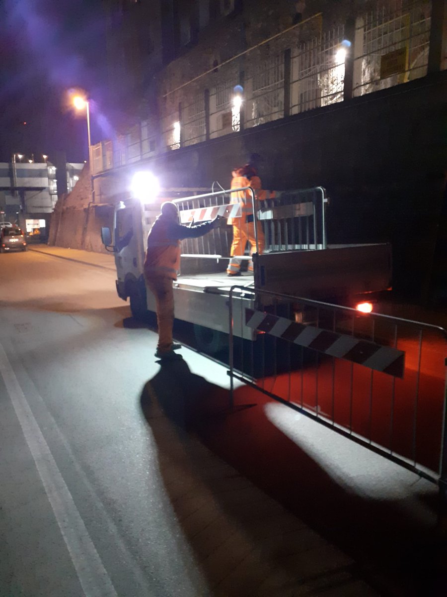 astergenova's tweet photo. Intervento in notturna, la scorsa settimana, presso l'area del Waterfront di Levante per il transennamento di delimitazione della passeggiata in Porto. Ecco alcuni scatti!

#aster #astergenova #asterinforma #lavoriamopergenova https://t.co/Ecp97luJdr