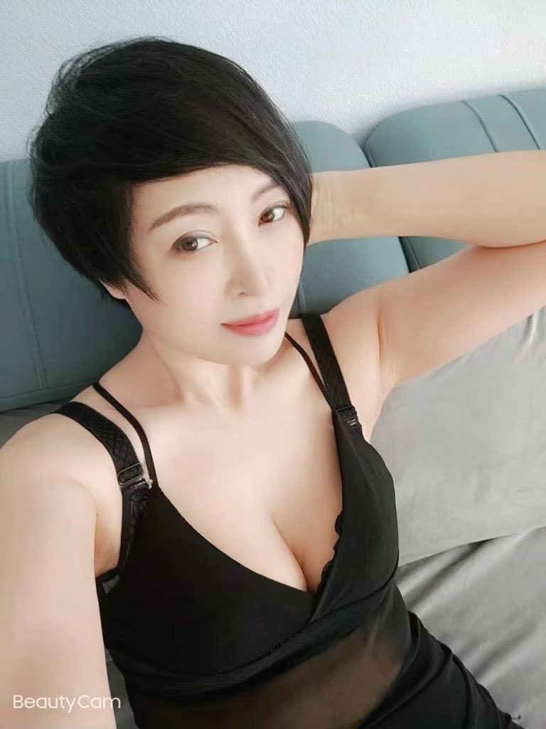 m22777385's tweet photo. 熟女30+左右，颜值一般，胸比较大，主打前列腺按摩手法和玉米糖毒龙 前列腺按摩，边按边口，差点射嘴里，第一次按根本顶不住，酥酥麻麻的，按过后很舒服，说有延时的效果。按好后坐上来开干，骚的很，躺着享受就好了。 https://t.co/G4qkYGSsG3