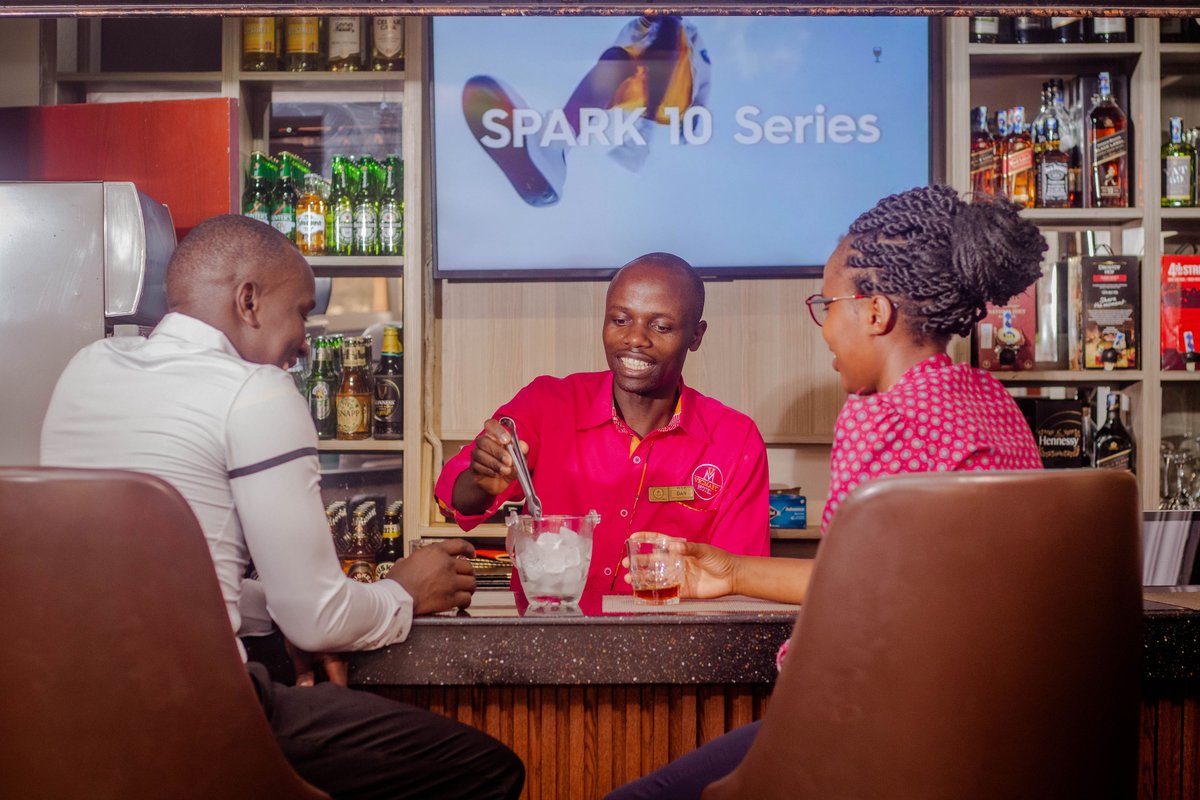 vicmarkhotel's tweet photo. From the stunning views to the expertly crafted drinks, at Vicmark Hotel  bar lounge offers the perfect setting to unwind and socialize. #worldclass #vicmarkhotel 
Get in touch with us through:
0728000040
info@vicmarkhotel.co.ke
https://t.co/UVf9JnMNQb https://t.co/uU5IshXQxP