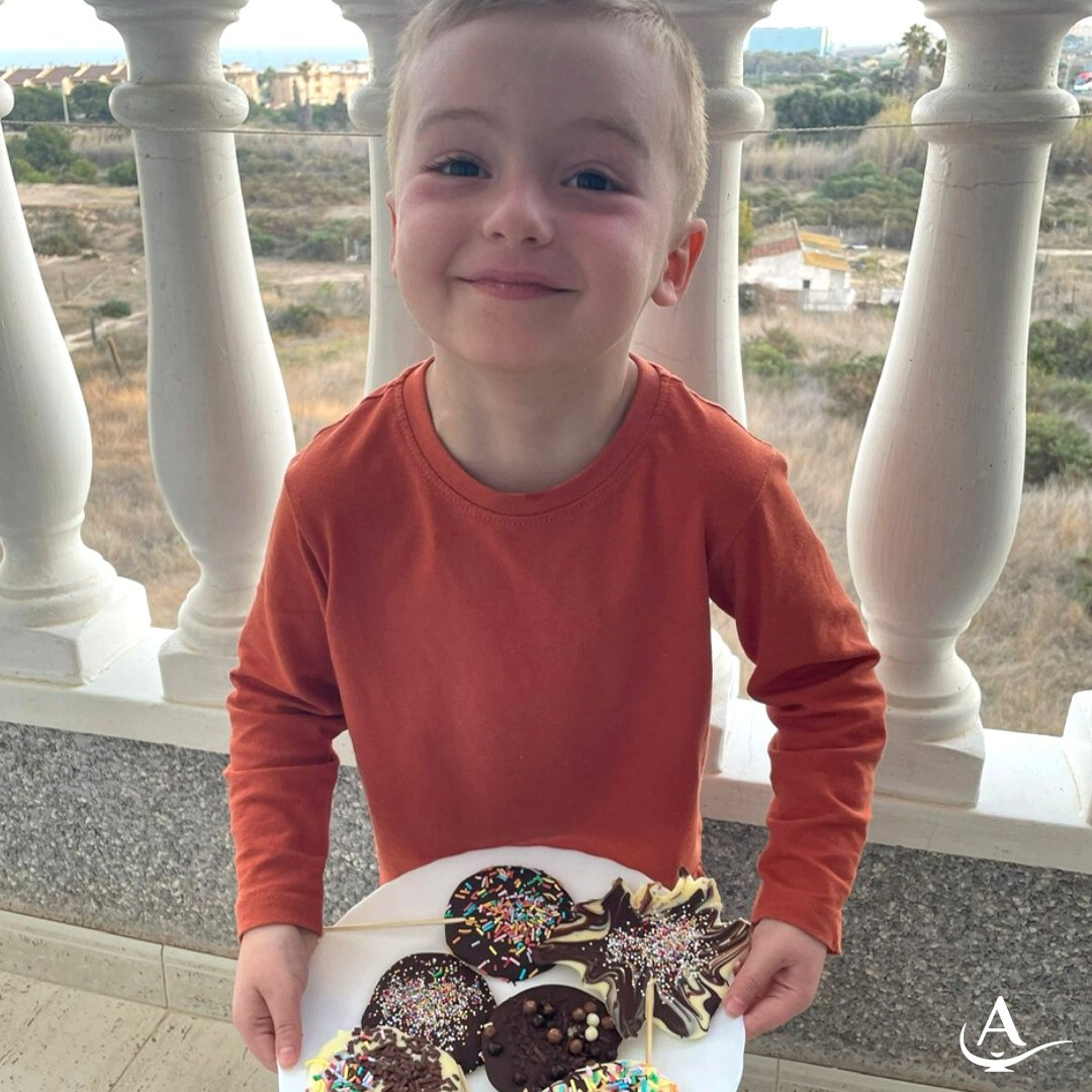 FundAladina's tweet photo. ¡Nuestros #aladinos han hecho un taller de #piruletas! ¡Y los resultados tienen una pinta deliciosa! 🍭🍭
Abel, Carlos y su hermana Alba son parte de la #familia de Aladina que se beneficia de nuestros #talleres de #apoyoemocional Juntos desde Casa🏡. https://t.co/VVjrCtn4GI