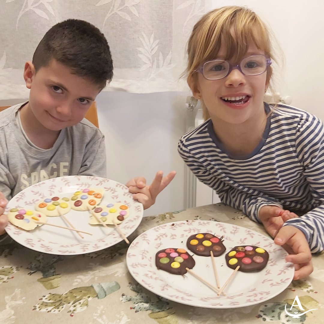 FundAladina's tweet photo. ¡Nuestros #aladinos han hecho un taller de #piruletas! ¡Y los resultados tienen una pinta deliciosa! 🍭🍭
Abel, Carlos y su hermana Alba son parte de la #familia de Aladina que se beneficia de nuestros #talleres de #apoyoemocional Juntos desde Casa🏡. https://t.co/VVjrCtn4GI