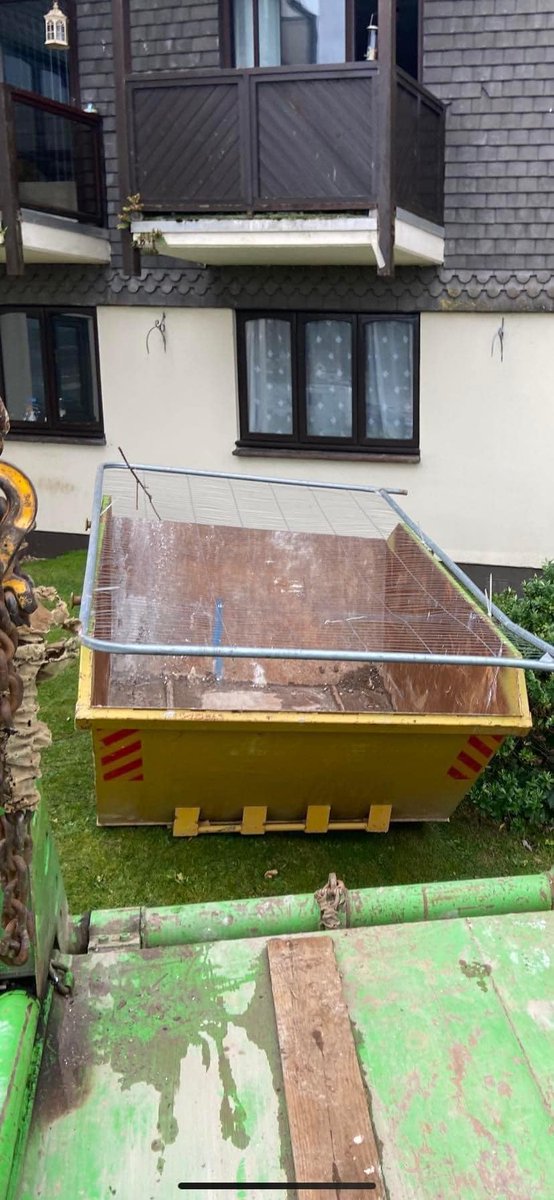 SkipHireMag's tweet photo. Check out this 'enclosed skip' by Plymouth Skip Hire LTD we love the creativity talk about making sure you do everything for your customer !  

#skiphire  #wastemagazine  #recyclingequipment #skipmag #recyclingideasm#wastenotwantnot  #wastemanagement #recyclingproject https://t.co/3Qur0cZI69