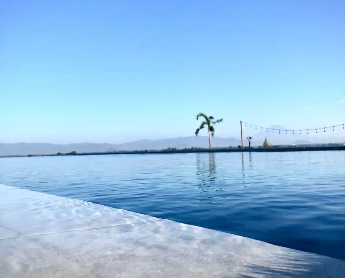 catsedih's tweet photo. jogja emang selalu ada aja ya! yang unik-unik pasti di jogja 🫶🏼 masa hotel se bagus ini + ada infinity swimming pool nya cuma 300ribuan aja sih😭😭

mau seharian disini w betah deh, spill ga nih? https://t.co/sYJmsJd7Ci