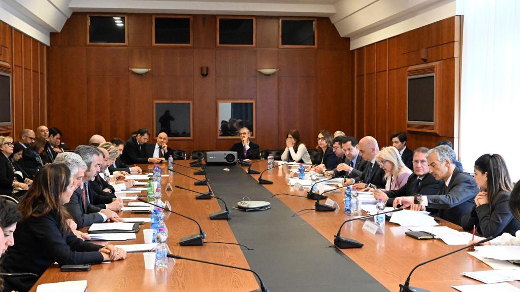 cooperazione_it's tweet photo. VM @edmondocirielli presiede comitato congiunto per cooperazione allo sviluppo. Approvati contributi per €221,7 mln a organismi internazionali e iniziative su salute, educazione, donne, giovani, sicurezza alimentare e agricoltura, imprenditorialità e sviluppo sostenibile 🌍🌎🌏. https://t.co/akEluvTVEy
