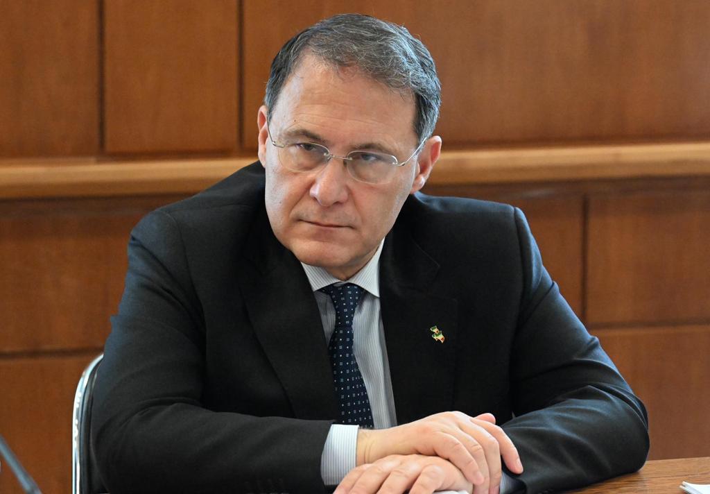 cooperazione_it's tweet photo. VM @edmondocirielli presiede comitato congiunto per cooperazione allo sviluppo. Approvati contributi per €221,7 mln a organismi internazionali e iniziative su salute, educazione, donne, giovani, sicurezza alimentare e agricoltura, imprenditorialità e sviluppo sostenibile 🌍🌎🌏. https://t.co/akEluvTVEy