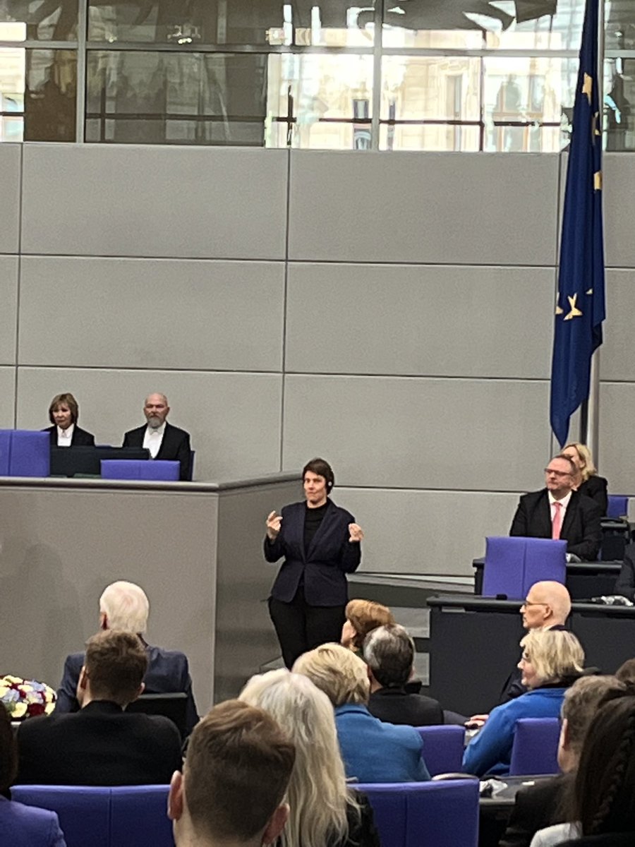 Der König kommt und die Gebärdensprache hält plötzlich Einzug in den Bundestag. Geht DOCH!