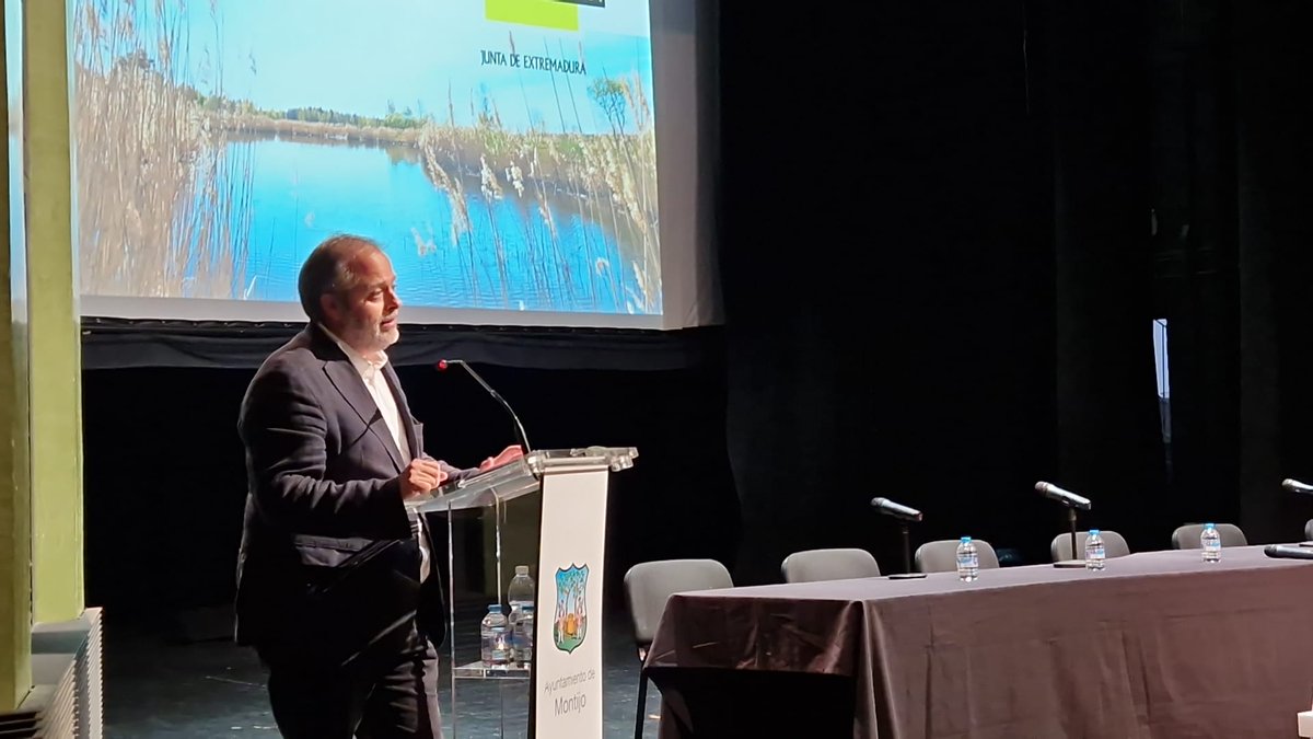 econoempleoEXT's tweet photo. 🗣️El consejero @espasan agradece el papel "tan importante" que desarrolla el tejido empresarial en el impulso de la economía y el futuro de Extremadura

👉Inauguración de Congreso #AEMPRENDE, englobado en #MesdelEmprendimiento de @JuntaEx_Empresa 

https://t.co/WDAKAIJniy https://t.co/XUsyTEPNEU