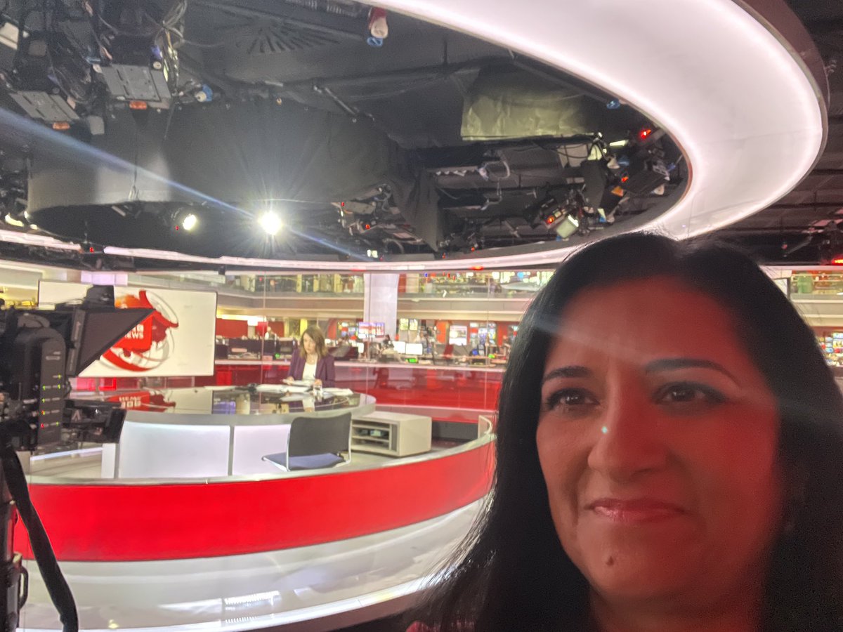 Geetagurumurthy's tweet photo. Handover from ⁦@AnnitaBBC⁩ #studioE https://t.co/Ie1mfwgZL8