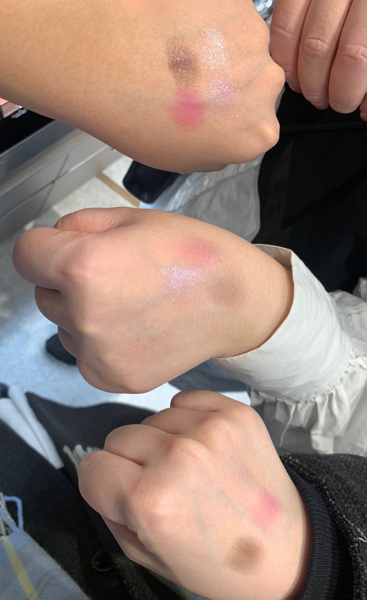 ブルベの民3人がルナソル バタフライウィングを試したら結果

上から、
ﾋﾞﾋﾞ冬秋
ｸｰﾙ冬夏
ﾗｲﾄ夏(2nd無)

この3人の場合はアイシャドウパレット見たまま発色する人は1人もいませんでした😂
リップやチークも同様に発色が変わる場合もあるので是非購入前に手の甲で試してみてください🐰