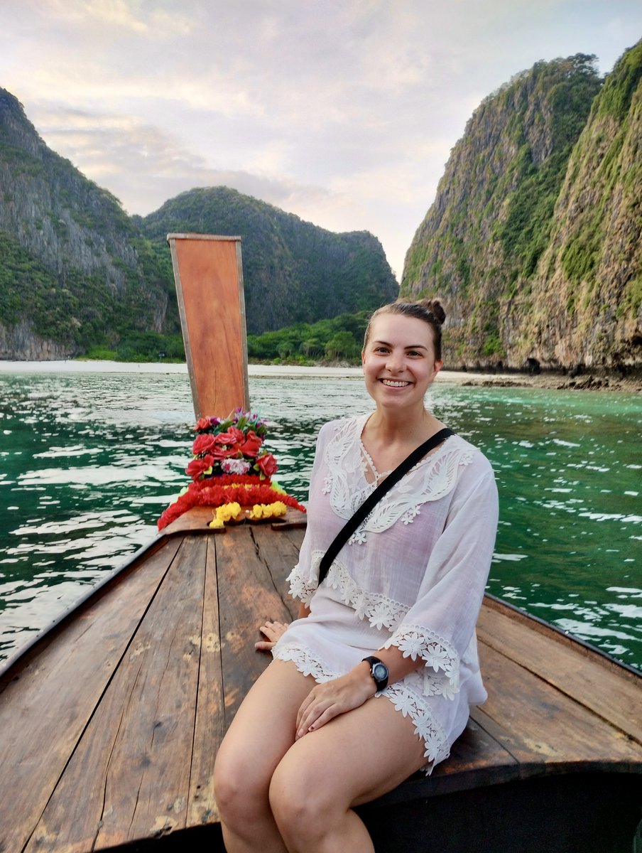 AwayMaja's tweet photo. A sunrise boat trip to see the famous #MayaBay – made famous by the movie The Beach! Visits are strictly regulated now but so worth it – going at sunrise was such a surreal experience! 😍🏖🇹🇭
#KohPhiPhi #PhiPhiLeh #TheBeach #AmazingThailand #LoveThailand @AmazingThailand https://t.co/UnaprTgozC