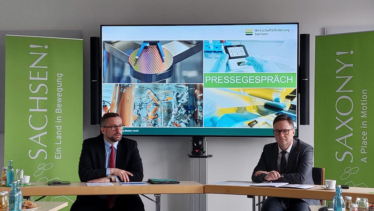 SMWA_SN's tweet photo. Jahrespressegespräch der #Wirtschaftsförderung #Sachsen: 16 Ansiedlungen/Erweiterungen mit Volumen von 689,3 Mio. Euro. im Jahr 2022. Minister @MartinDulig: "Unternehmen, die sich neu ansiedeln wollen, können auf ein gut organisiertes und eng vernetztes Umfeld in Sachsen bauen." https://t.co/SMEDyHVavg