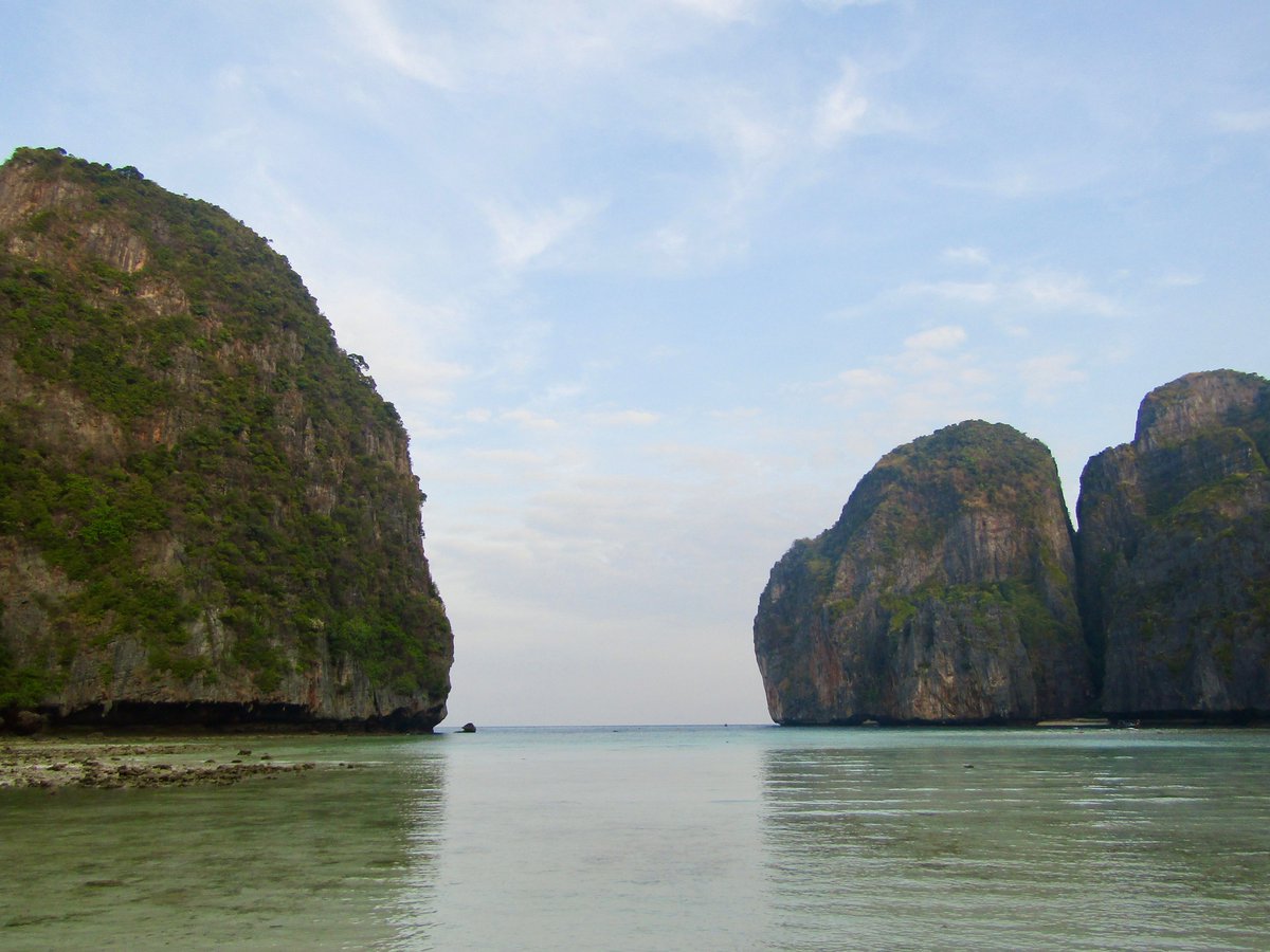 AwayMaja's tweet photo. A sunrise boat trip to see the famous #MayaBay – made famous by the movie The Beach! Visits are strictly regulated now but so worth it – going at sunrise was such a surreal experience! 😍🏖🇹🇭
#KohPhiPhi #PhiPhiLeh #TheBeach #AmazingThailand #LoveThailand @AmazingThailand https://t.co/UnaprTgozC