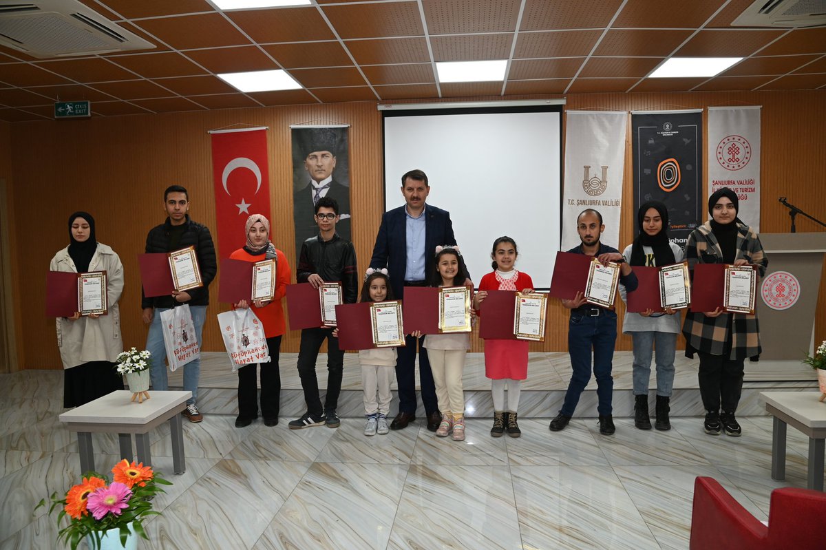 UrfaValiligi's tweet photo. 🔴 "İnsan ne kadar çok okursa, o kadar çok büyüyeceğini bilmelidir."

1️⃣Valimiz @valisalihayhan;

📌59.'sunu kutladığımız Kütüphaneler Haftası münasebetiyle Çocuk Kütüphanesi'ne ziyaret gerçekleştirdi. https://t.co/JmkD2CDXqp