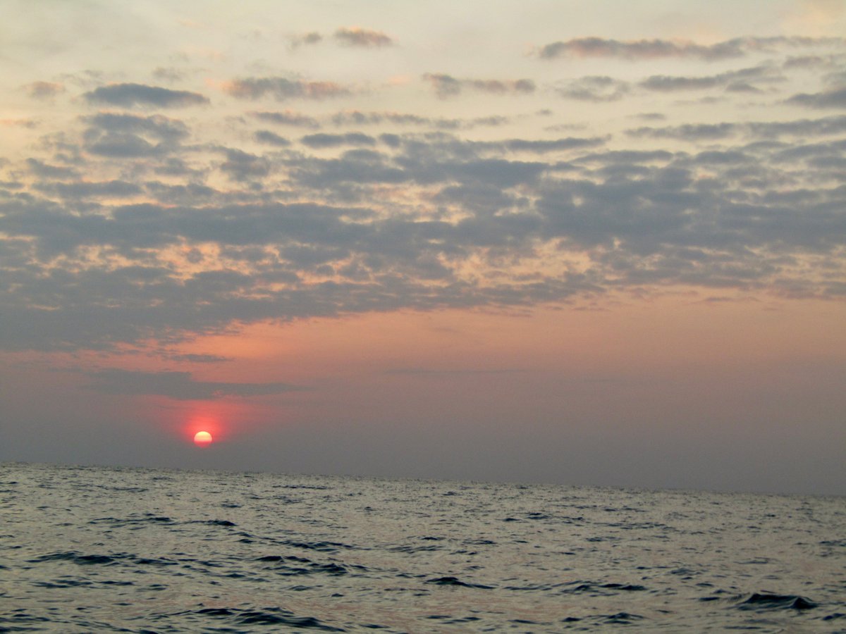 AwayMaja's tweet photo. A sunrise boat trip to see the famous #MayaBay – made famous by the movie The Beach! Visits are strictly regulated now but so worth it – going at sunrise was such a surreal experience! 😍🏖🇹🇭
#KohPhiPhi #PhiPhiLeh #TheBeach #AmazingThailand #LoveThailand @AmazingThailand https://t.co/UnaprTgozC