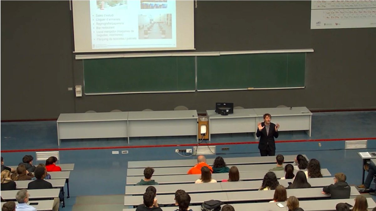 QuimicaUB's tweet photo. #JPOUB de la Facultat de Química a #FutursUB el 29/3. Reviu-la en l'streaming d'@UB_tv.
El vicedegà acadèmic, Fermín Huarte (foto), presentant el centre a 220 preuniversitaris, que han conegut els caps d’estudis dels graus i les instal·lacions, com @Bibfiq. 
En breu, fotos a IG https://t.co/oH4ENLL7SY
