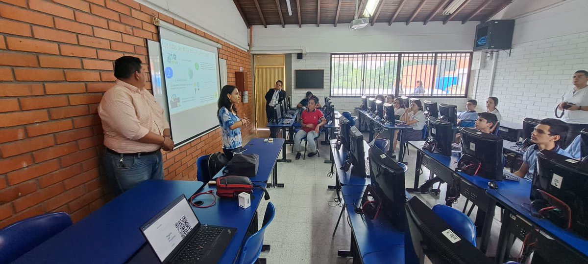 nunezluis's tweet photo. Salimos de la @uis y vamos a los colegios llevando un mensaje de conciencia ambiental y amor por la ciencia Proyecto Racimo-Móncora del @halleyUIS @FCienciasUIS y @MakeSens_co construye una red de colegios para la vigilancia de la c calidad del aire https://t.co/opH95b1Lst https://t.co/D60QJTxnm4