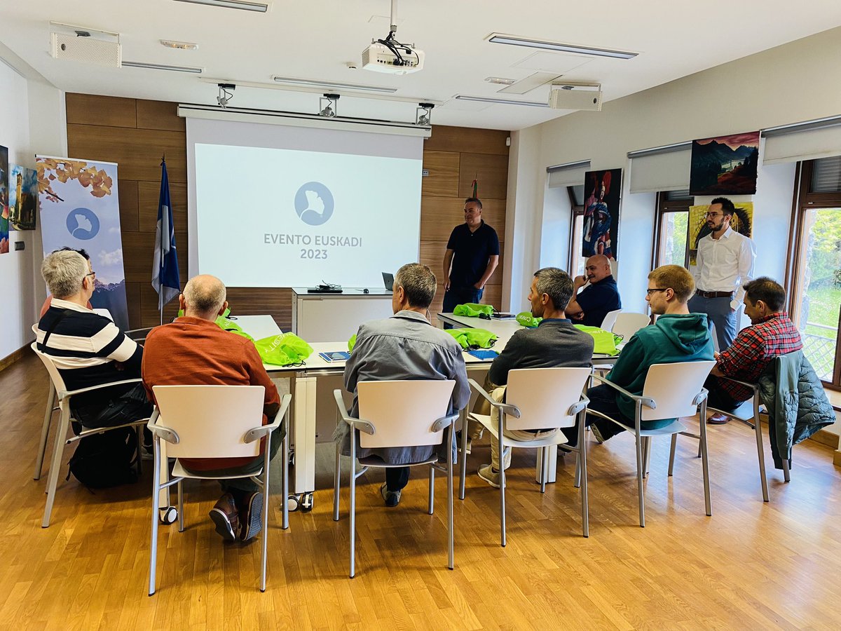 EncoraTeam's tweet photo. Seguimos con el segundo evento de Encora de 2023 en Euskadi 🤗

Después de maravillarnos con el sabor de los quesos de Idiazabal, nos hemos dirigido al Ayuntamiento para presentar las novedades de Encora así como comentar los servicios y productos clave que ofrecemos en 2023. https://t.co/qyUyKmklG4