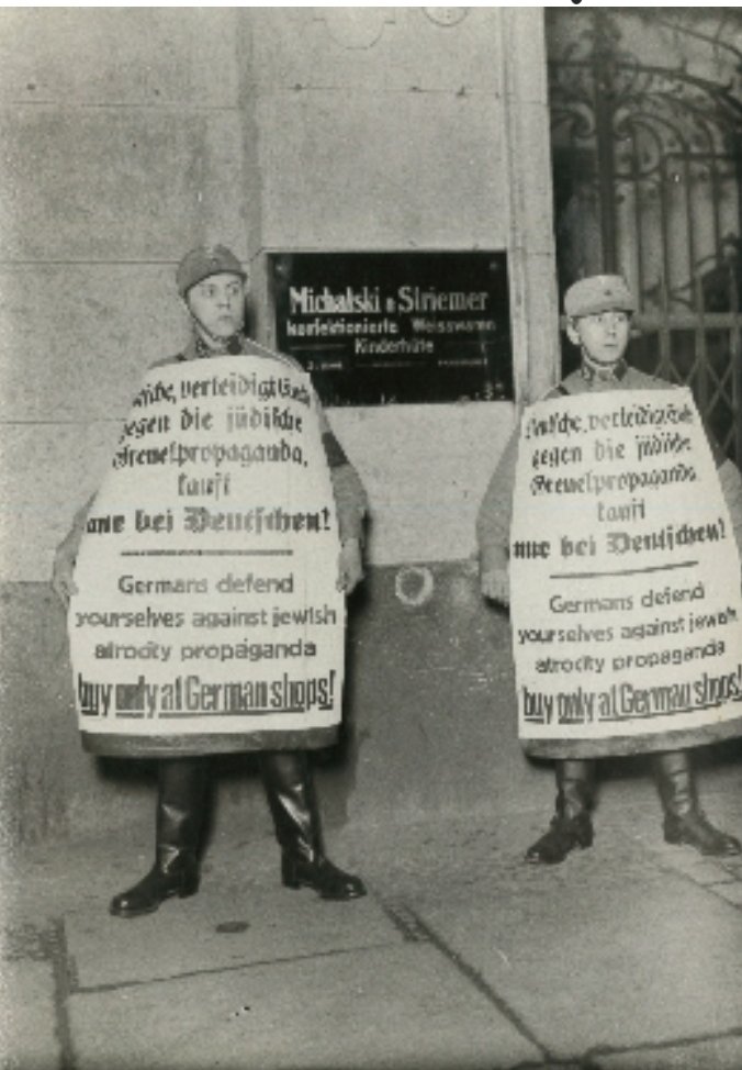 4.
Um ein Foto zur Hand zu haben, machte Fritz Steppuhn, der 1931 in die NSDAP eingetreten war, in der Nacht vor der Blockade einige Aufnahmen in der Grünstraße – einer Querstraße der Leipziger – vor einer alteingesessenen Weißwaren- und Huthandlung.