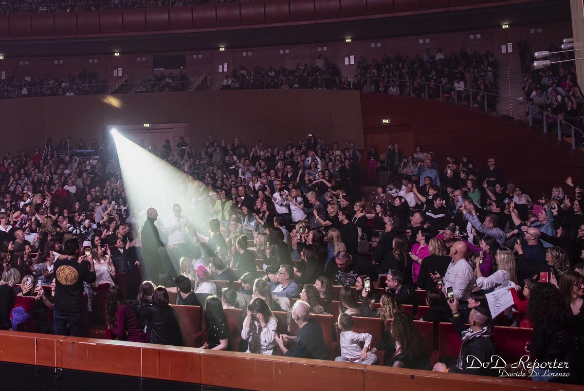 rockmoda's tweet image. Non vediamo l’ora di tornare a Milano ad aprile e a maggio, ma intanto ci godiamo l’adrenalina e l’emozione di ieri sera!
A presto, siete belli 🍀

📸 Davide Di Lorenzo, Fabrizio Balconi
#Modà #BuonaFortuna #ModàLive #ModàeOrchestra #Modà20