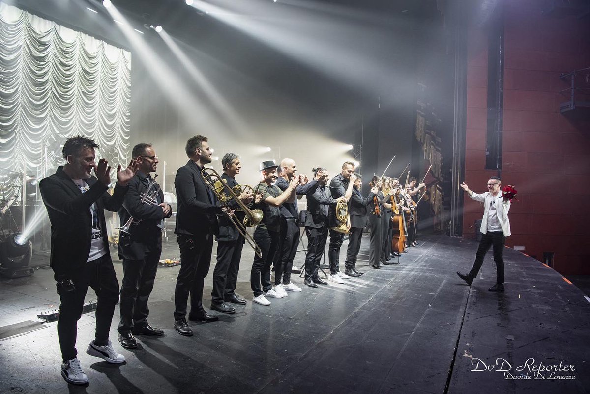 rockmoda's tweet image. Non vediamo l’ora di tornare a Milano ad aprile e a maggio, ma intanto ci godiamo l’adrenalina e l’emozione di ieri sera!
A presto, siete belli 🍀

📸 Davide Di Lorenzo, Fabrizio Balconi
#Modà #BuonaFortuna #ModàLive #ModàeOrchestra #Modà20