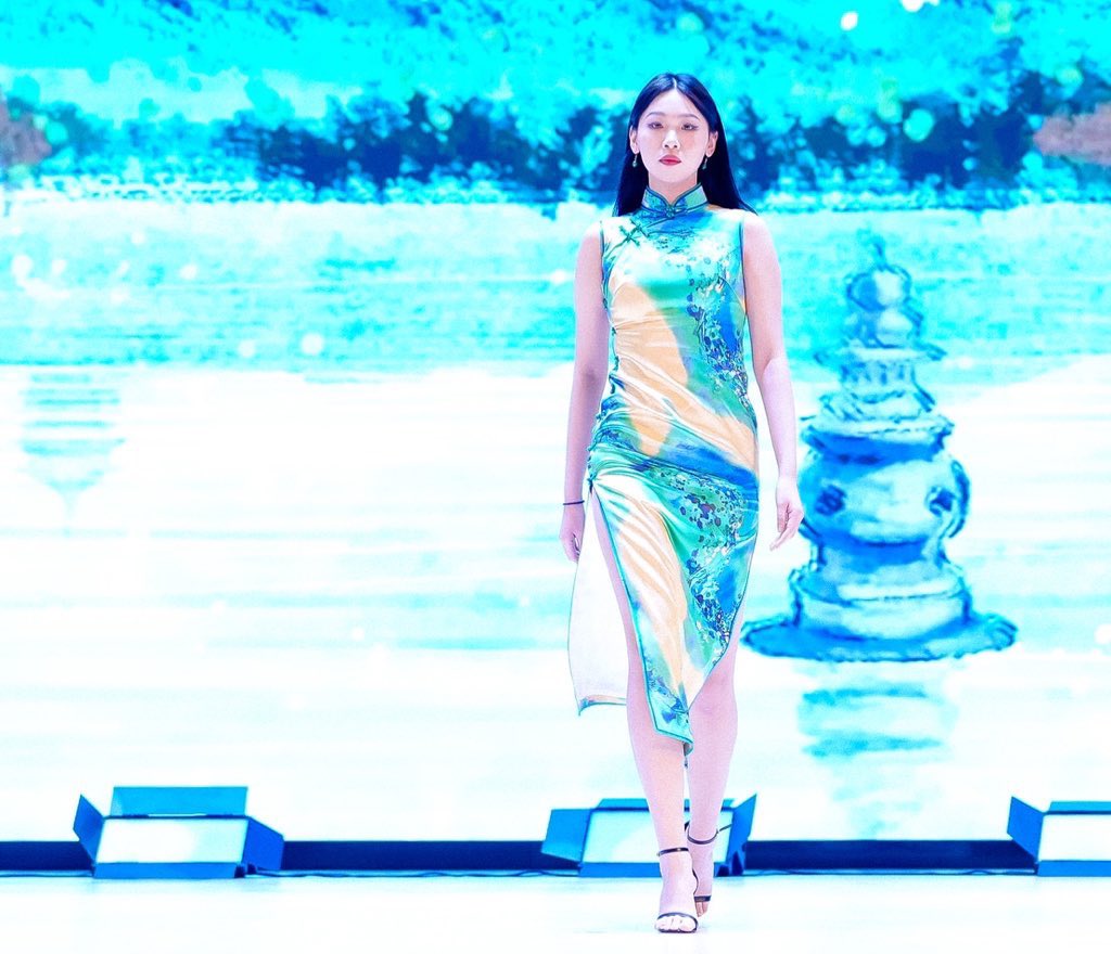 hangzhoufeel's tweet photo. 💃🕺Accompanied by dynamic music, a unique "#silk #fashion show" was performed by students at Zhejiang Sci-Tech #University. These gorgeous girls wore elegant #cheongsam, conveying the silk fashion interpretation and cultural self-confidence of #GenZ.
#AsianGames #Hangzhou https://t.co/vTgvuDU69h