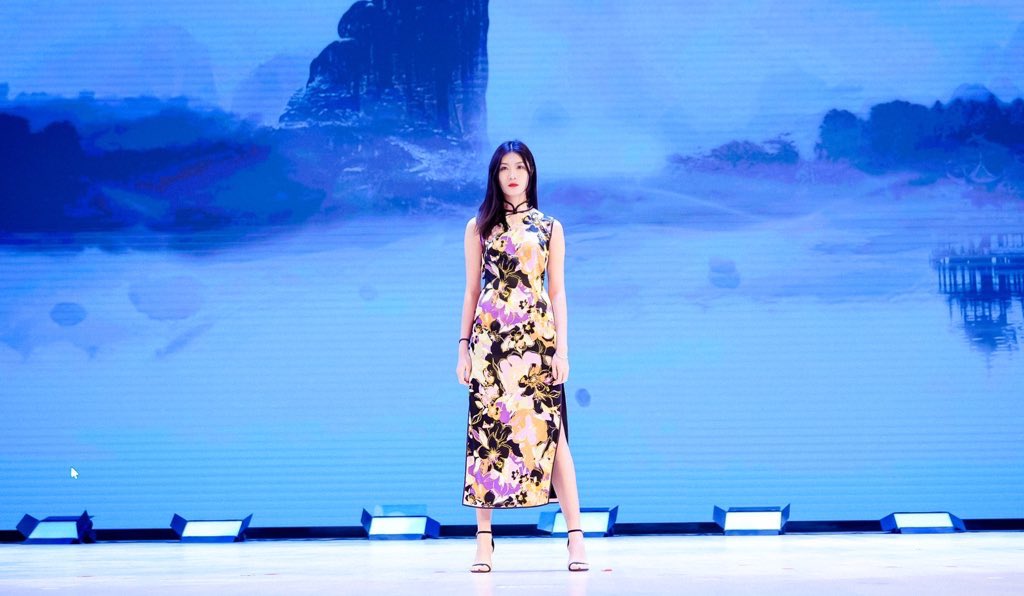 hangzhoufeel's tweet photo. 💃🕺Accompanied by dynamic music, a unique "#silk #fashion show" was performed by students at Zhejiang Sci-Tech #University. These gorgeous girls wore elegant #cheongsam, conveying the silk fashion interpretation and cultural self-confidence of #GenZ.
#AsianGames #Hangzhou https://t.co/vTgvuDU69h