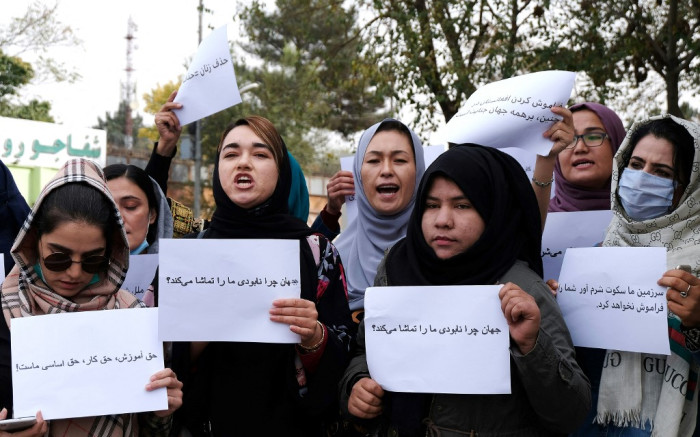 555 days ago, Afghan women had their right to an education ripped away from them. The lack of attention on this is heartbreaking. 

These girls risk their lives everyday protesting for their rights, that's how important education and equality is, their life. 

#AfghanWomensRights