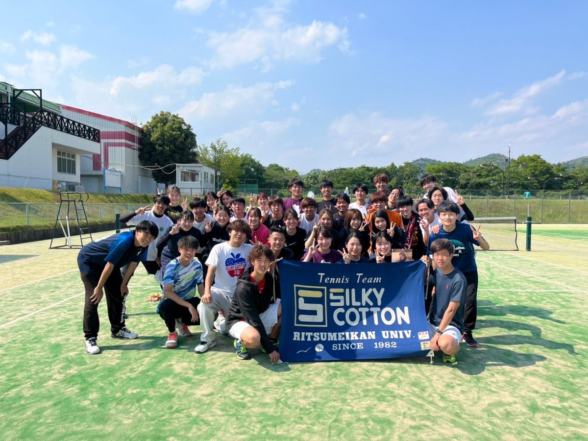 silkyJournal's tweet photo. SilkyCottonは立命の公認インカレサークルです！🎾
西院テニスコートで火木土の週3回、練習をしています！
遊びもテニスも全力な私たちは、テニスのレベルは初心者からインターハイ出場者まで幅広いです！
充実した大学生活を送りたい方！是非お待ちしています！
 #春から立命館 #春から立命 #テニス https://t.co/KFpV7M0MKA
