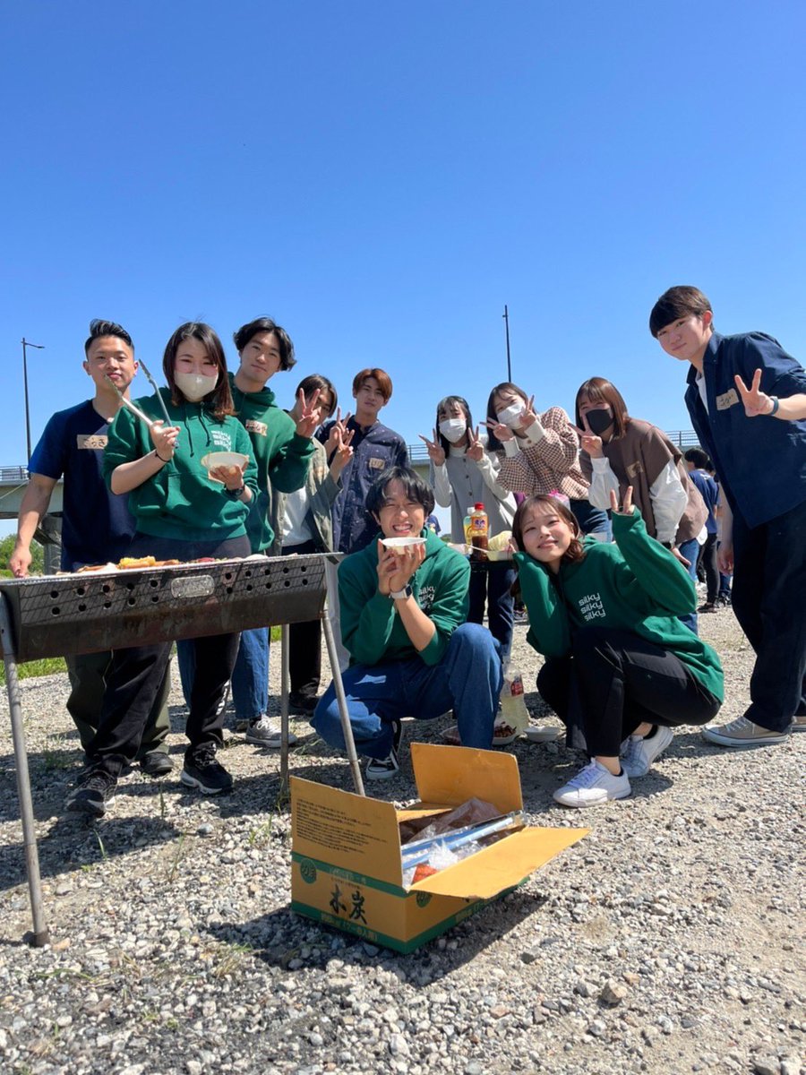silkyJournal's tweet photo. SilkyCottonは立命の公認インカレサークルです！🎾
西院テニスコートで火木土の週3回、練習をしています！
遊びもテニスも全力な私たちは、テニスのレベルは初心者からインターハイ出場者まで幅広いです！
充実した大学生活を送りたい方！是非お待ちしています！
 #春から立命館 #春から立命 #テニス https://t.co/KFpV7M0MKA