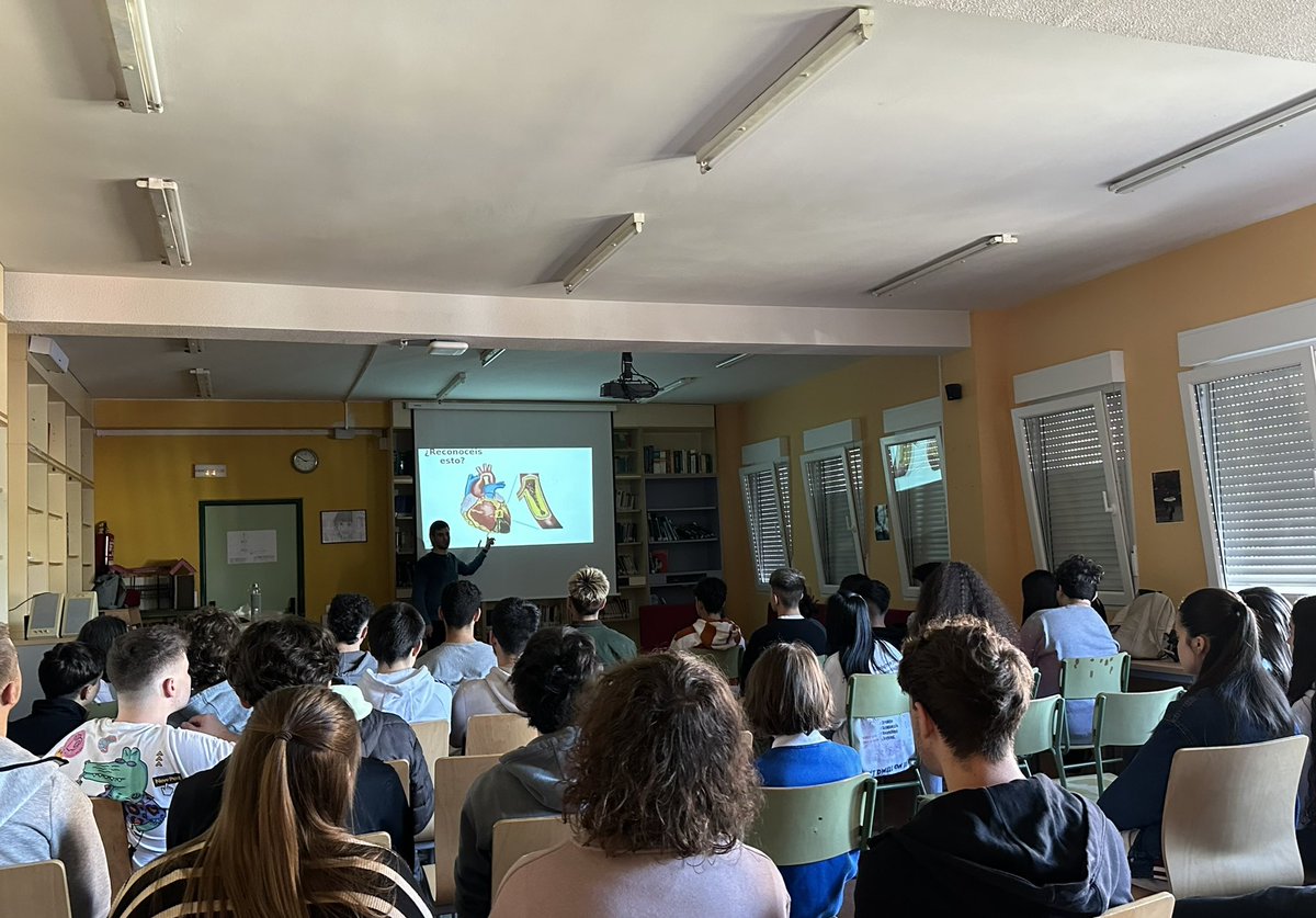 BiomedJorge's tweet photo. Muy feliz de haber estado esta mañana en el @IESlaserna a través del programa Empresas que Inspiran de @FBertelsmann y @EmpiezaxEducar, hablando sobre investigación en regeneración cardíaca y las profesiones científicas a alumnado de Bachillerato 😊 https://t.co/EMxDBzEBuE
