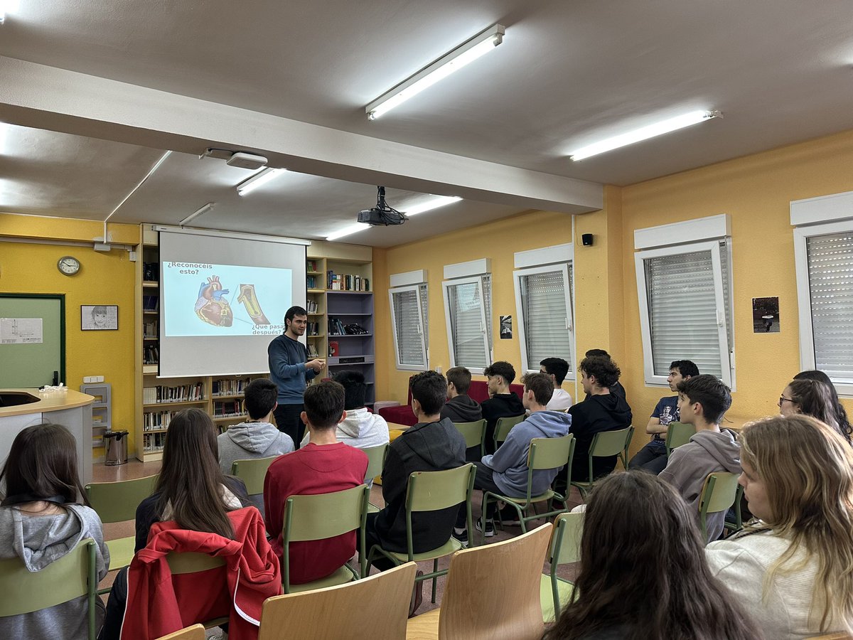 BiomedJorge's tweet photo. Muy feliz de haber estado esta mañana en el @IESlaserna a través del programa Empresas que Inspiran de @FBertelsmann y @EmpiezaxEducar, hablando sobre investigación en regeneración cardíaca y las profesiones científicas a alumnado de Bachillerato 😊 https://t.co/EMxDBzEBuE