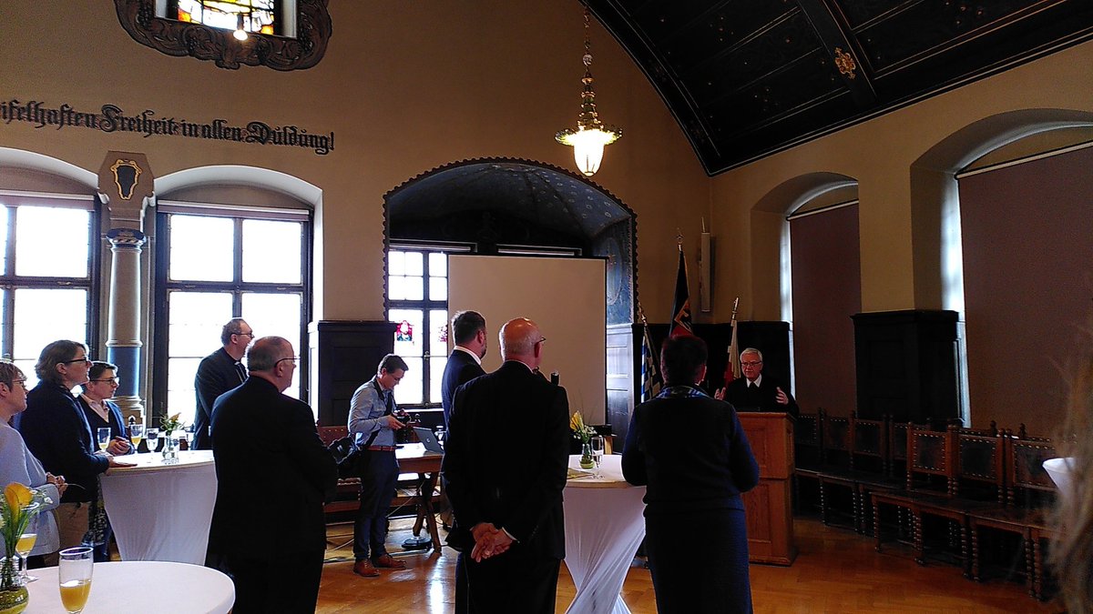 Empfang der Stadt <a href="/FreisingRathaus/">Stadt.Freising</a> zum 30-jährigen Gründungsjubiläum der Solidaritätsaktion #Renovabis im Rathaus. Der Oberbürgermeister Eschenbacher <a href="/tobi_e/">Tobias Eschenbacher</a> und <a href="/ErzbischofKoch/">Heiner Koch</a> begrüßen Mitarbeitende und Gremienmitglieder von Renovabis und reflektieren die Bedeutung der Aktion.