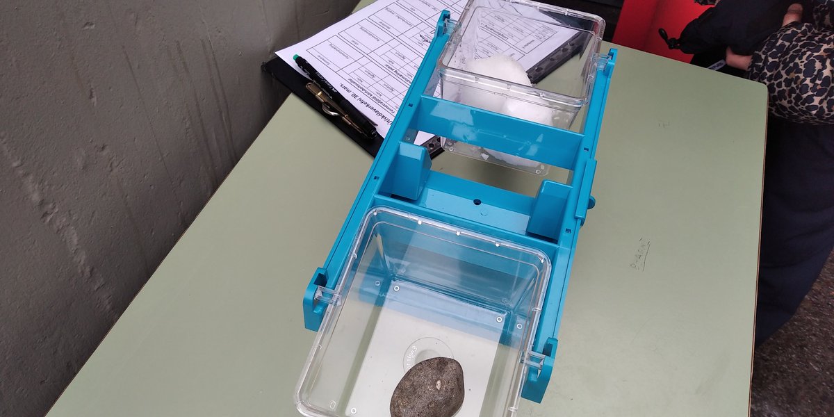 Outdoor learning (suite): les élèves doivent estimer des volumes et des poids (de neige) et doivent vérifier leurs estimations. Idée de séance à retenir mais à adapter...avec du sable peut-être...🤔