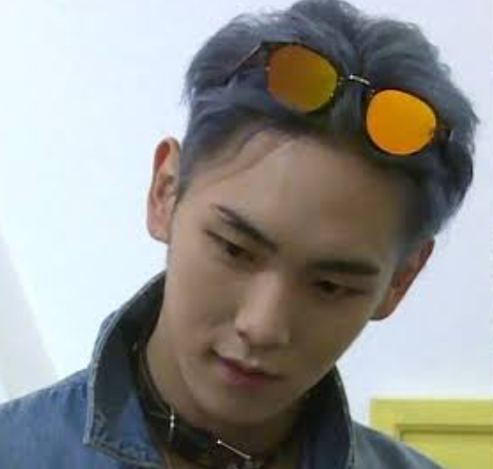 soffo_tof's tweet photo. Blue haired with choker Key in this hairstyle is cheffkiss 

#key #kibum #kibs #bummie https://t.co/nZAdCvII3M