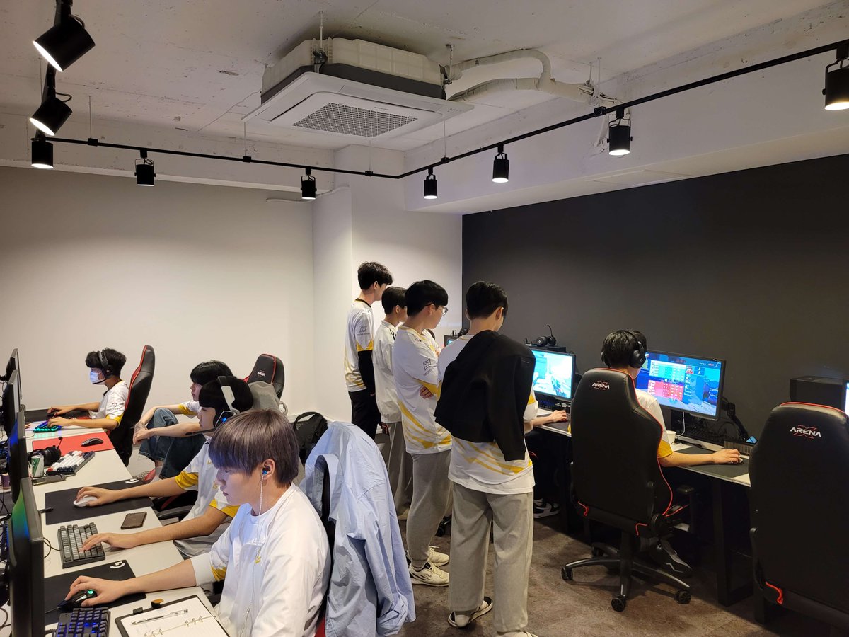 금일 경기를 위해 SLT Miracle Seongnam 팀이 게임코치아카데미 홍대점에 방문하였습니다.

사전 연습도 마친 만큼 좋은 모습 보여드리겠습니다!

📢SLT 하나 둘 셋! 미라클 화이팅!!

더 많은 사진은 공식 디스코드를 확인해주세요.

👉 discord.gg/uZbseNA

#SLT #OW #ShineLikeSLT
