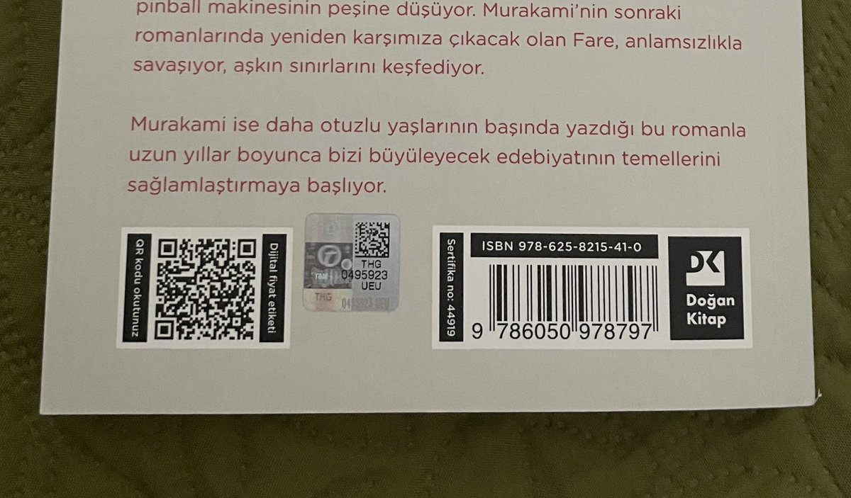 serayehehe's tweet photo. Sürekli gelen zamlar yüzünden kitapların üzerinde yazan satış tutarını karalıyorlar ya da etiketleri yırtıyorlardı. Yayınevi çözümü dijital fiyat etiketi diye QR koymakta bulmuş. Dijitalleşme güzel şey ama keşke nedeni zam olmasa :’) https://t.co/09cIXbf7nX