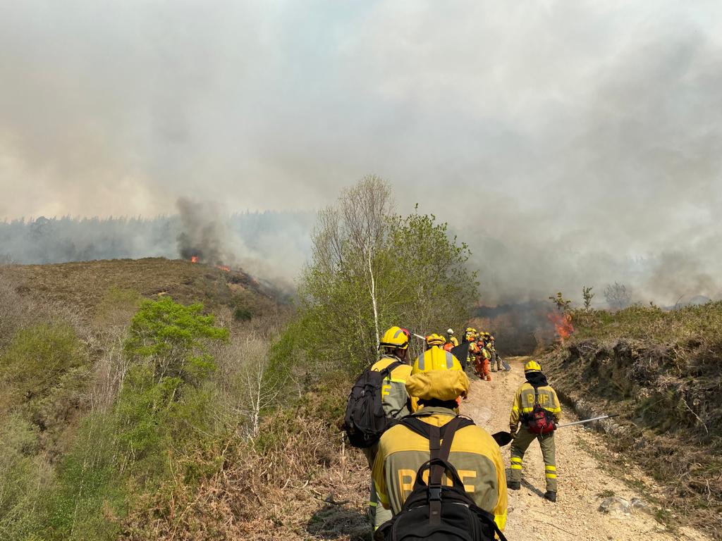 AT_Brif's tweet photo. 12:20📸#IFQues, Piloña #Asturias

El equipo de dos cuadrillas de 👨‍🚒#BomberosForestales @BrifTineo continua la lucha con las llamas en Piloña.

Fuerza compañeros!

Somos #BRIF de @mitecogob https://t.co/K7wN4kB10D