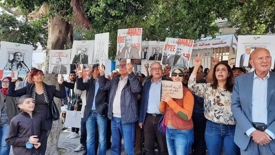 amin_snoussi's tweet photo. Mobilisation ce matin organisée par les partis de gauche devant le ministère de la justice, pour demander la libération des opposants. 

Le régime autoritaire de Kaïs Saied a emprisonné une trentaine d’opposants depuis février. https://t.co/IkWElwBoEA