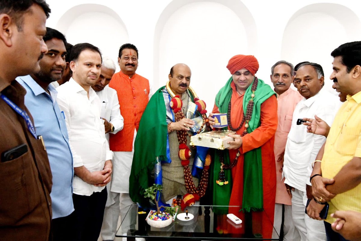 BJP4Karnataka's tweet photo. ಮುಖ್ಯಮಂತ್ರಿಗಳಾದ ಶ್ರೀ @BSBommai ನೇತೃತ್ವದ ರಾಜ್ಯ ಬಿಜೆಪಿ ಸರ್ಕಾರ ಕೊಟ್ಟ ಮಾತಿನಂತೆ ವೀರಶೈವ ಲಿಂಗಾಯತ ಸಮುದಾಯಕ್ಕೂ ಮೀಸಲಾತಿ ಪ್ರಮಾಣ ಹೆಚ್ಚಳ ಮಾಡಿ ಸಾಮಾಜಿಕ ನ್ಯಾಯ ಒದಗಿಸಿರುವ ಹಿನ್ನೆಲೆಯಲ್ಲಿ ಇಂದು ಕೂಡಲ ಸಂಗಮ ಪಂಚಮಸಾಲಿ ಪೀಠದ ಪೀಠಾಧ್ಯಕ್ಷರಾದ ಶ್ರೀ ಬಸವ ಜಯ ಮೃತ್ಯುಂಜಯ ಸ್ವಾಮೀಜಿ ಅವರು ಮುಖ್ಯಮಂತ್ರಿಗಳನ್ನು ಸನ್ಮಾನಿಸಿದರು.
1/2 https://t.co/pobIVxjjWQ