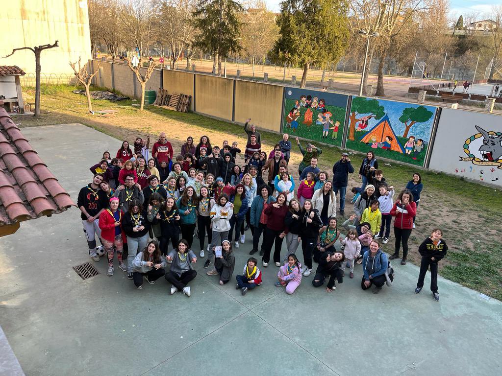 Aquest dissabte vam estrenar el cau famíliar!!!🤗

Les famílies juntament amb els infants i joves van poder viure l’experiència del que fan els seus fills i filles un dia de cau. ☺️

Gràcies famílies per fer-ho possible, sou les millors!⚜️💚 
#somdecau #manlleu #families