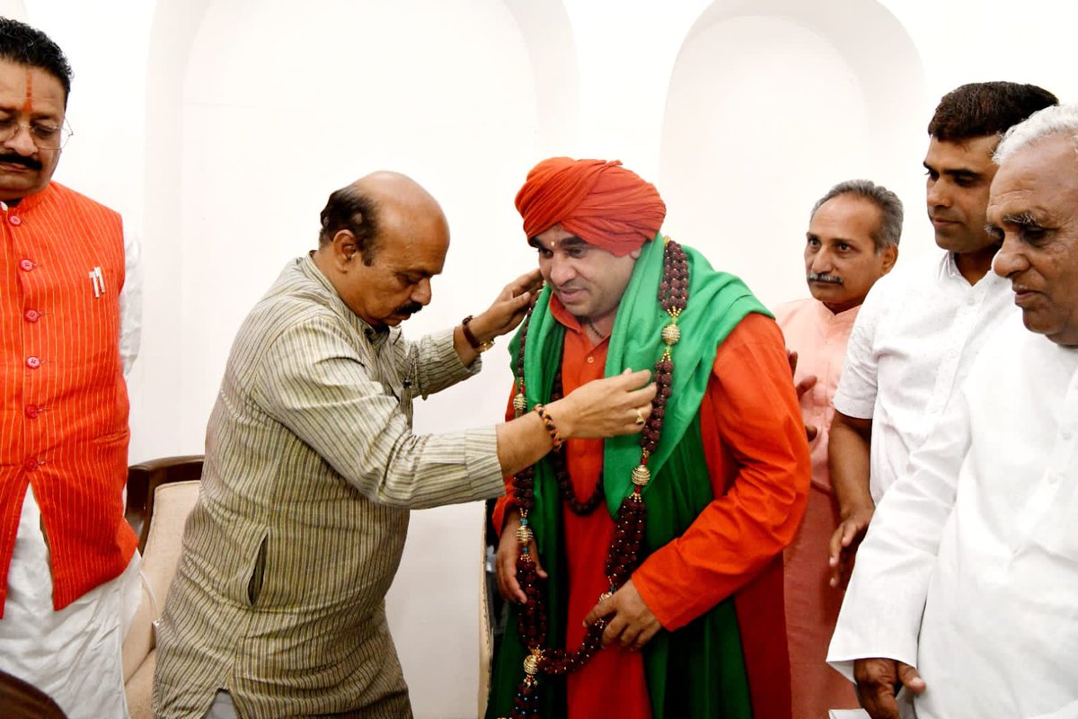 BJP4Karnataka's tweet photo. ಮುಖ್ಯಮಂತ್ರಿಗಳಾದ ಶ್ರೀ @BSBommai ನೇತೃತ್ವದ ರಾಜ್ಯ ಬಿಜೆಪಿ ಸರ್ಕಾರ ಕೊಟ್ಟ ಮಾತಿನಂತೆ ವೀರಶೈವ ಲಿಂಗಾಯತ ಸಮುದಾಯಕ್ಕೂ ಮೀಸಲಾತಿ ಪ್ರಮಾಣ ಹೆಚ್ಚಳ ಮಾಡಿ ಸಾಮಾಜಿಕ ನ್ಯಾಯ ಒದಗಿಸಿರುವ ಹಿನ್ನೆಲೆಯಲ್ಲಿ ಇಂದು ಕೂಡಲ ಸಂಗಮ ಪಂಚಮಸಾಲಿ ಪೀಠದ ಪೀಠಾಧ್ಯಕ್ಷರಾದ ಶ್ರೀ ಬಸವ ಜಯ ಮೃತ್ಯುಂಜಯ ಸ್ವಾಮೀಜಿ ಅವರು ಮುಖ್ಯಮಂತ್ರಿಗಳನ್ನು ಸನ್ಮಾನಿಸಿದರು.
1/2 https://t.co/pobIVxjjWQ