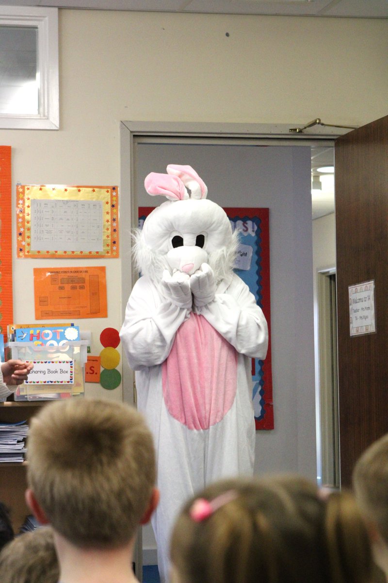 LingfieldPrep's tweet photo. 🐰🐣 Hooray! The Easter Bunny is hopped into Lingfield College Prep School today with a basket full of treats! 🎁🥚

Our pupils were so egg-cited visit for this visit and when they received their Easter eggs. 🌷🐇 

#EasterBunnyVisit #EasterEggHunt #PrepSchoolFun https://t.co/UsrTcotNZJ