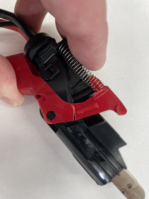 今日は仕事の合間にダイソン掃除機のトリガー交換修理などして家計に貢献した。
(メーカー修理は2万円かかるらしい) 