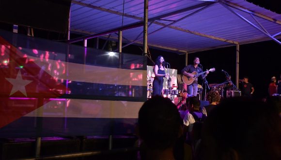 ¡Esto es hermoso! Una plaza repleta  en su mayoría jóvenes escucha atenta al Dúo Iris que interpreta magistralmente Quién fuera de nuestro Silvio. ¡Cómo no emocionarse! Guitarra y voz. ¡Viva a la belleza #Cuba
